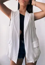 Chaleco blanco sin mangas con solapas y bolsillos frontales.