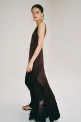 Vestido largo bordó de ZARA Woman Collection con escote en pico, tirantes finos y combinación de tejidos a tono. Cuenta con cierre lateral con cremallera oculta en costura y bajo recto.