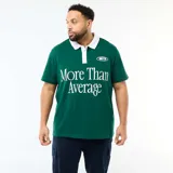 Remera estilo rugby de manga corta en color verde, con cuello polo blanco y cierre frontal parcial. Presenta un estampado tipográfico en el frente con la frase 'More Than Average' y un pequeño logo ovalado con las siglas 'MTA'.