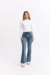 Jean de corte oxford con tiro alto, ajustado hasta la rodilla y con apertura amplia en el bajo. Confeccionado en denim negro con cierre frontal de botón y cremallera.