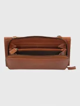 Billetera y cartera cruzada Hush Puppies modelo Om Farrow Strap, confeccionada a mano en cuero natural color caramelo. Cuenta con solapa con cierre imantado, ranuras para tarjetas, bolsillos para billetes y compartimentos con cierre de cremallera. Incluye correa ajustable y extraíble.