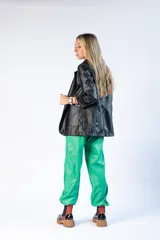 Pantalón de mujer color verde brillante, de corte holgado y tiro alto, con bolsillos laterales y cintura elástica.