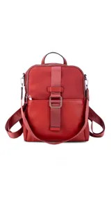 Mochila mediana combinada en tela impermeable y cuero sintético, con cierre principal, bolsillo frontal con solapa y hebilla decorativa, y correas ajustables.