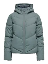 Campera acolchada de corte puffer con capucha, cierre frontal de cremallera y mangas largas con hombros caídos. Presenta un diseño repelente al agua con puños internos elásticos para mayor protección contra el viento.