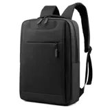 Mochila negra de tela tafeta con diseño estructurado y minimalista. Posee múltiples compartimentos con cierre, incluyendo un bolsillo frontal grande, un bolsillo lateral con cierre y una división interna para notebook. Incluye puerto USB lateral para carga de dispositivos.