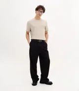 Pantalón de corte wide leg con diseño de sastrería, confeccionado en tejido estructurado con frisos frontales, bolsillos laterales y cierre invisible.