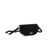 Bandolera negra de cuero sintético con correa larga regulable.
