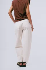 Jean slouchy color crudo, con tiro alto y corte relajado en las piernas.