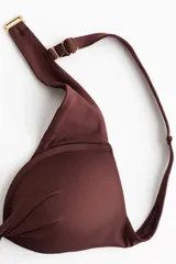 Top de bikini push-up color marrón, con diseño cruzado en el centro del busto y tirantes dobles ajustables.