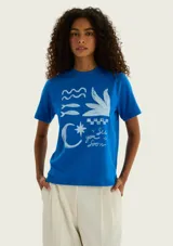Remera de manga corta color azul con cuello redondo, confeccionada en tejido de algodón, con estampado frontal de dibujos y la frase "See you soon" en color blanco.