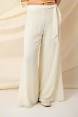 Pantalón palazzo de gasa color blanco, con cintura alta y lazo ajustable.