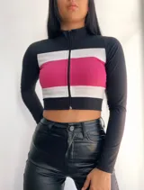Top manga larga con cierre frontal y diseño tricolor con franjas horizontales en negro, blanco y rojo, fucsia, violeta o azul.