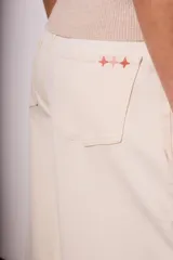 Pantalón jean de corte wide leg color crudo, tiro medio, confeccionado en algodón peinado con elastano.