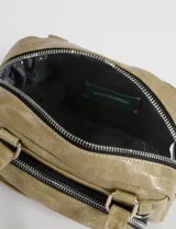 Bandolera marrón de cuero vegano con correa ajustable y removible, bolsillos externos e internos y cierre superior.