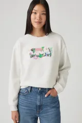 Buzo gris claro jaspeado de corte clásico, con cuello redondo y mangas largas. Estampado frontal con el logo de Levi's relleno con un diseño floral multicolor.