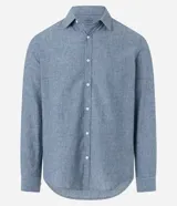 Camisa comfort de manga larga y cuello inglés, confeccionada en mezcla de lino y algodón. Presenta un diseño básico sin estampa con cierre frontal de botones.