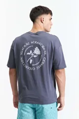 Remera gris de manga corta con corte boxy y estampado en la espalda con una rosa y texto en forma circular.