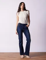 Jean bootcut de tiro alto, marca Baccini. Modelo de pierna recta y terminación bootcut. Pretina con pasadores, botón y cierre. Delantera y trasera con bolsillos.
