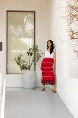 Vestido rojo y blanco tejido en hilado de algodón con flecos de gamuza.