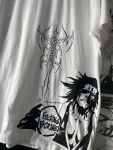 Remera blanca de algodón con estampado de vinilo textil de un personaje de anime.