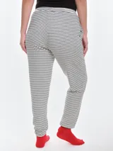 Pantalón de dormir de tela acanalada con diseño de rayas horizontales finas. Presenta cintura elastizada con cordón ajustable, bolsillos laterales y puños elásticos en los tobillos.