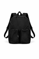 Mochila negra con dos bolsillos frontales con cierre, un compartimento principal con cierre, y correas ajustables para los hombros.