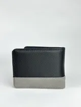 Billetera Rusty negra con detalle gris en la parte inferior y logo metálico.