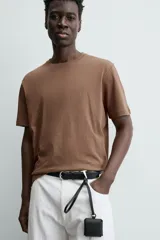 Remera color arena de corte recto, cuello redondo y mangas cortas.