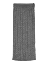 Pollera midi de tiro alto confeccionada en punto trenzado. Presenta cintura elastizada y tajos laterales en el ruedo.