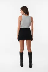 Body blanco de morley pesado, con escote deportivo y sin mangas.