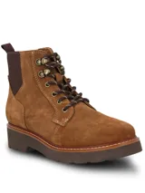 Botas acordonadas de gamuza color marrón, con suela de plataforma dentada y detalles de elástico en los laterales. Presentan ojales metálicos y cordones bicolores.