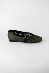 Guillerminas flat de ecocuero color beige con diseño calado en rombos y detalles en negro charol en la puntera y tira con hebilla dorada.