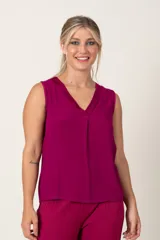Blusa fucsia sin mangas con escote en V y guarda de satén en el cuello.