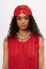 Vestido largo rojo de tejido de punto con rayas verticales texturizadas.