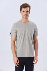 Remera lisa de manga corta y cuello redondo, color gris oscuro, de calce cómodo con pequeño logo bordado en el pecho.