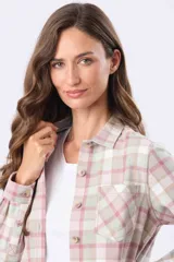 Camisa de viyela a cuadros con cuello camisero, cierre frontal con botones y bolsillo en el pecho. Presenta un diseño de manga larga con puños abotonados y textura suave.