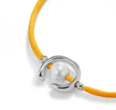 Pulsera de hilo color naranja con perla y fornitura bañada en plata de ley.