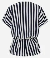 Blusa de viscolino a rayas verticales azul marino y blanco, con escote en V cruzado, mangas cortas y cinturón de cuerda en la cintura.