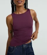 Musculosa ajustada de color marrón oscuro, con cuello redondo y sisas tipo racerback.