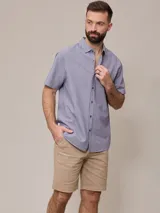 Bermuda azul marino de gabardina, corte recto, con bolsillos laterales y traseros.