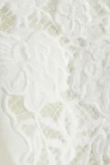 Vestido corto blanco de punto interlock con escote cuadrado, mangas cortas con detalles de encaje y bordado floral en el pecho.