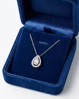 Collar de plata con dije en forma de lágrima, decorado con circonias brillantes en el contorno y en el centro.