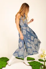 Bota bucanera blanca de cuero sintético, estilo texana, con caña alta y detalles de costuras.