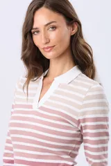 Remera polo de algodón con cuello tejido blanco y diseño de rayas horizontales en tonos rosados, beige y blanco, con efecto degradado. De manga larga y corte slim fit.