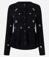 Cardigan negro de punto con bordado floral delicado, mangas largas, escote redondo, cierre frontal con botones y diseño peplum en la cintura.