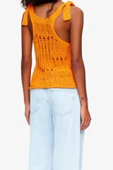 Top naranja de punto calado con breteles gruesos que se atan en los hombros.