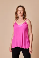 Musculosa fucsia de breteles finos regulables y escote en V con detalle de satén.