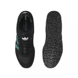 Championes urbanos Adidas modelo Aloha Super, color negro con las icónicas tres tiras laterales en color verde petróleo. Presentan una construcción en gamuza y material sintético, con suela de goma negra y diseño inspirado en el skate.