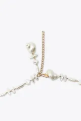 Pack de dos cinturones: uno de eslabones metálicos con perlas y conchas, con cierre de mosquetón; y otro de cordón con nudos y perlas, con cierre de lazada.