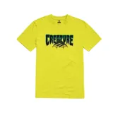 Remera amarilla de manga corta con cuello redondo y estampado frontal con el logo de Creature en letras negras con borde verde y una telaraña debajo.